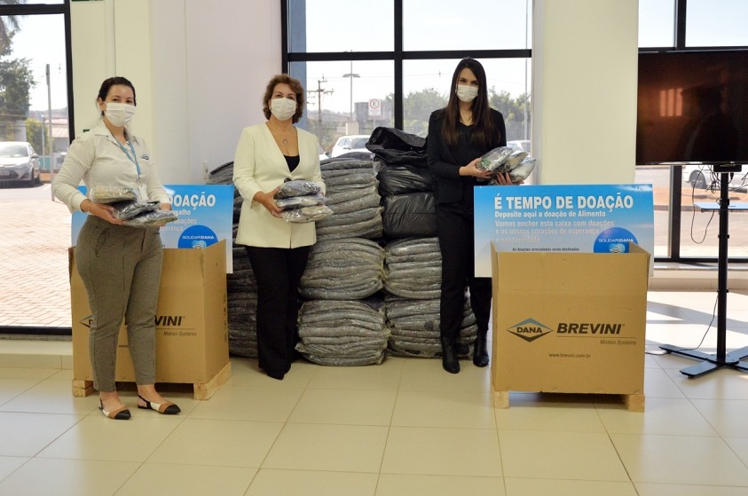 Roberta Botion recebe doação de cobertores e meias de multinacional