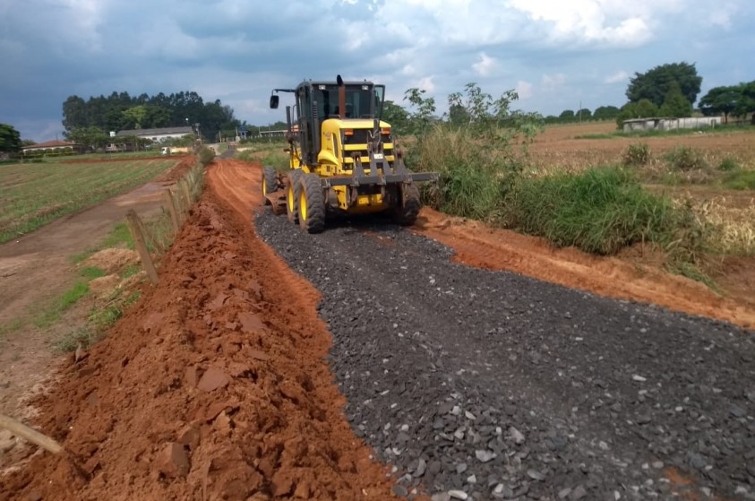 Prefeitura executa melhoria em estradas na região do Bairro dos Frades