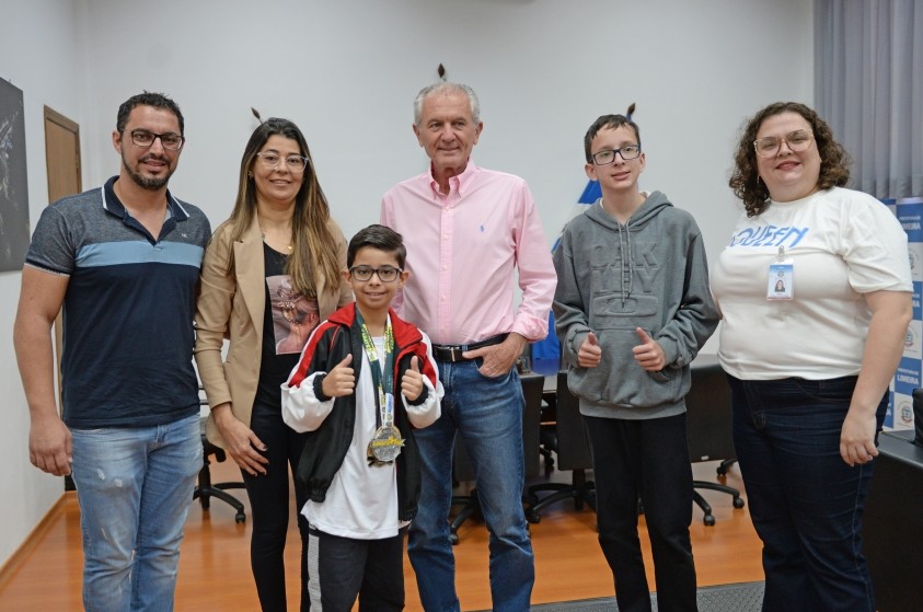 Botion recebe alunos da Emeief Prada que se destacam em competições regionais