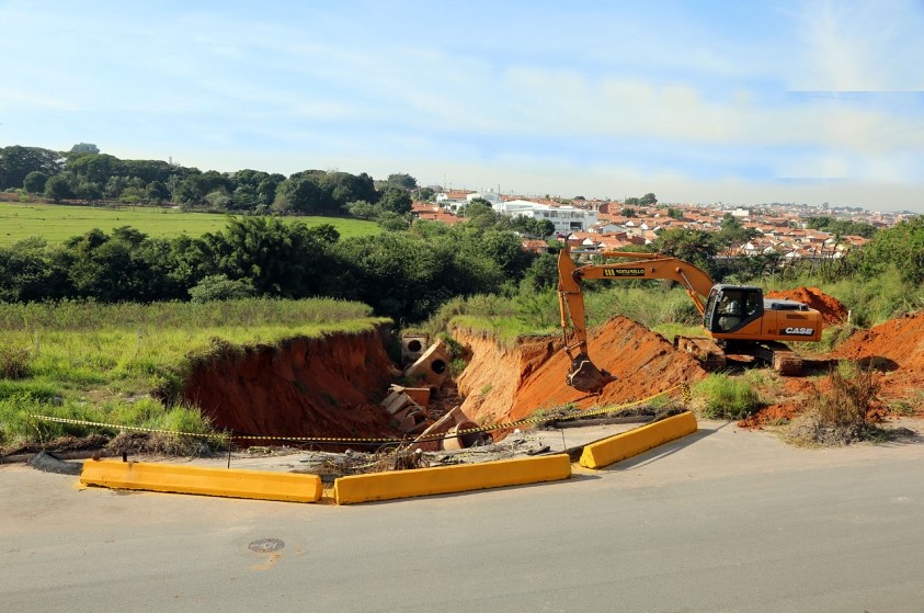 Prefeitura realiza recomposição de trecho na Via Guilherme Dibbern