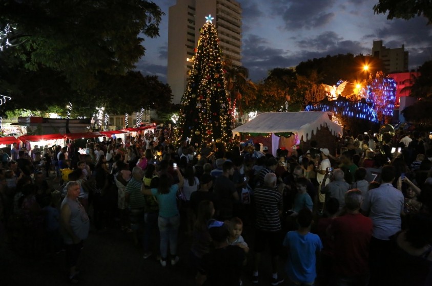 Praça Toledo Barros recebe Papai Noel e decoração natalina