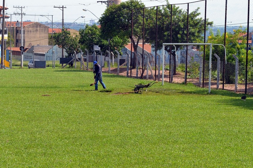 Prefeitura realiza manutenção em campos de futebol