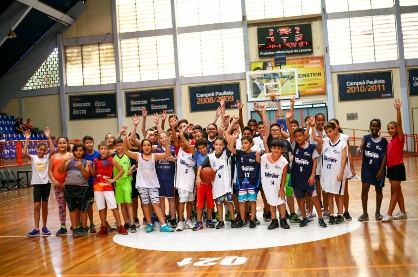 Escolinhas de basquete participam de festival