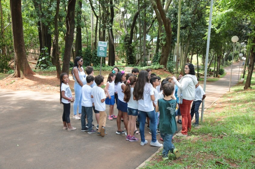 Escolas visitam Bosque Prefeita Maria Thereza