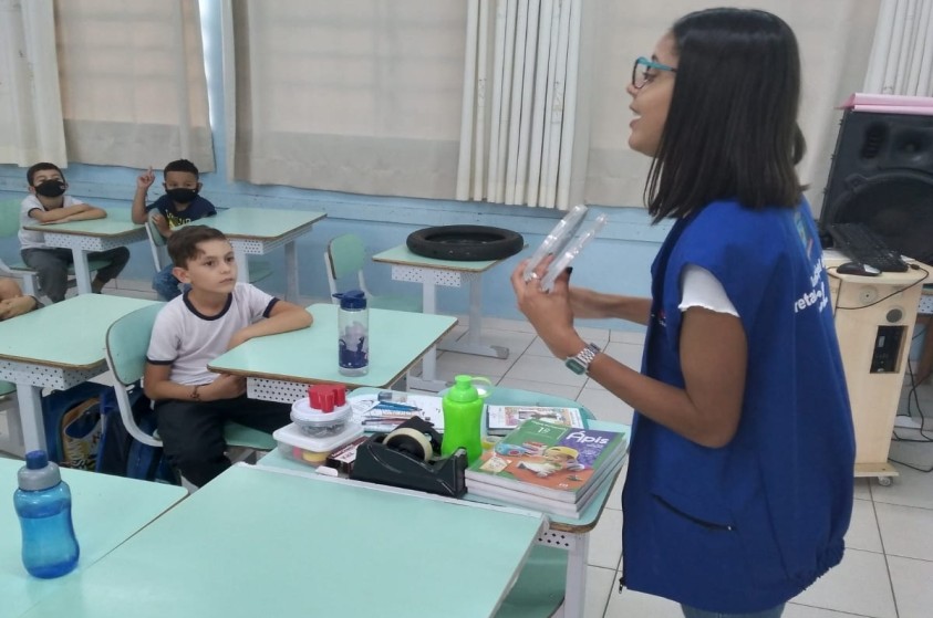Alunos de escola municipal assistem à palestra sobre prevenção à dengue