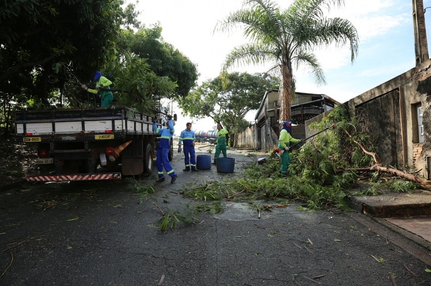 Prefeitura realiza limpeza nas ruas após forte chuva