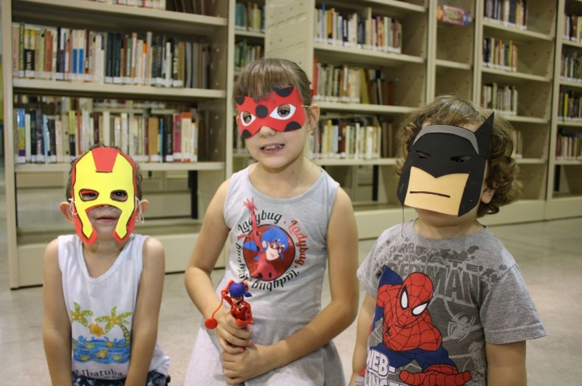 Crianças participam de oficina de máscaras de super-heróis