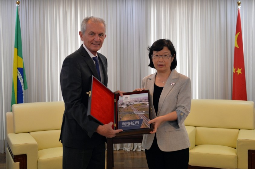 Prefeito se reúne com a Cônsul Geral da China no Brasil