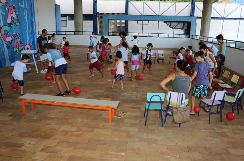 Crianças participam de oficina de brincadeiras cantadas na Biblioteca Pedagógica