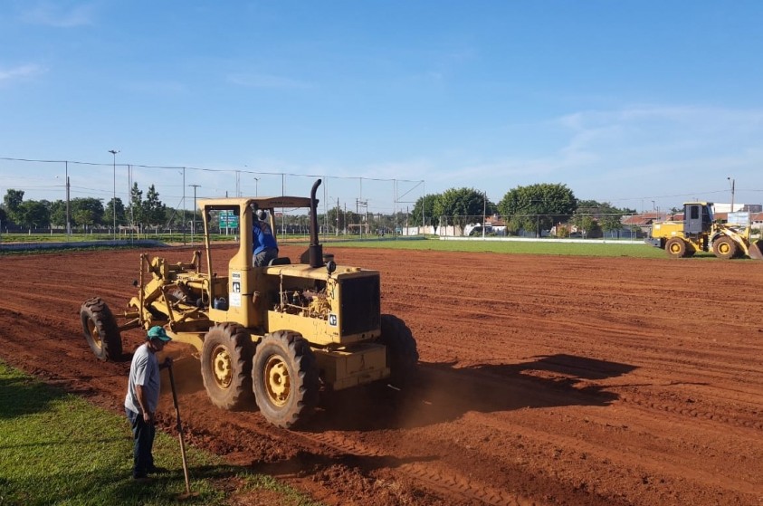 Prefeitura realiza manutenção no campo de futebol do Santa Adélia
