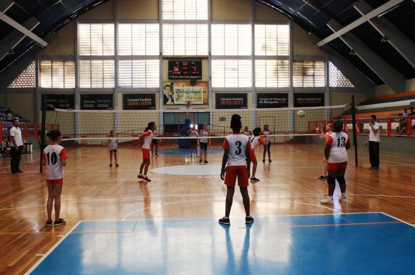 Alunos iniciam disputas de voleibol no Vô Lucato