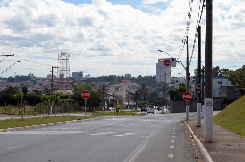 Prefeitura instala placa Pare piscante em trecho da Av. Dr. Lauro Corrêa
