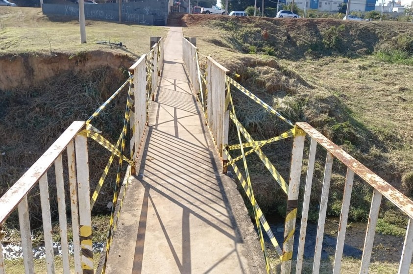 Grades de passarela de acesso ao Cecap são furtadas