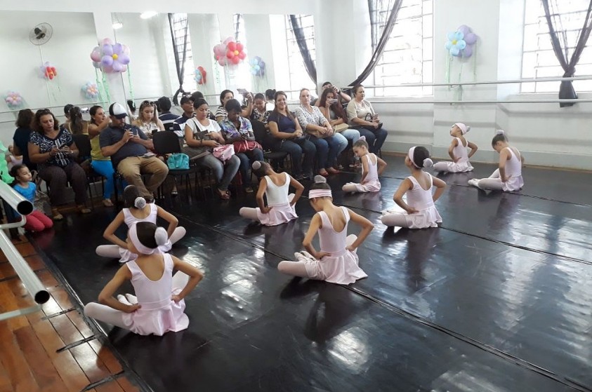 Emcea promove aula aberta do curso de balé