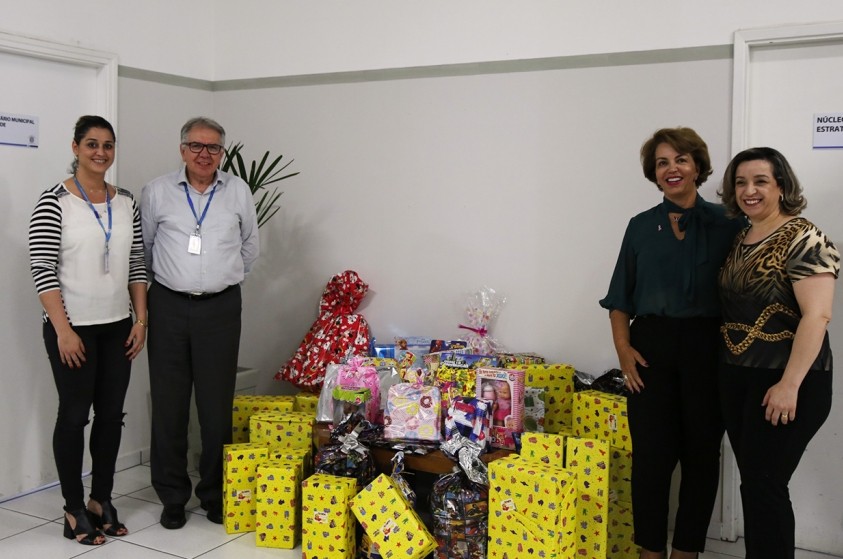 Secretaria de Saúde entrega brinquedos novos ao Fundo Social de Limeira
