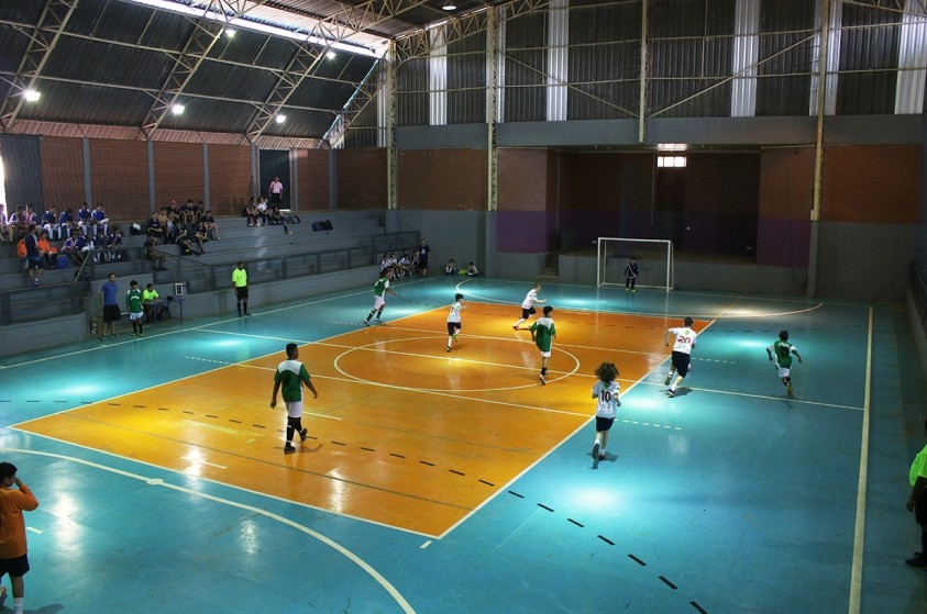 Terceiro dia de futsal movimenta alunos no ginásio do Santo André