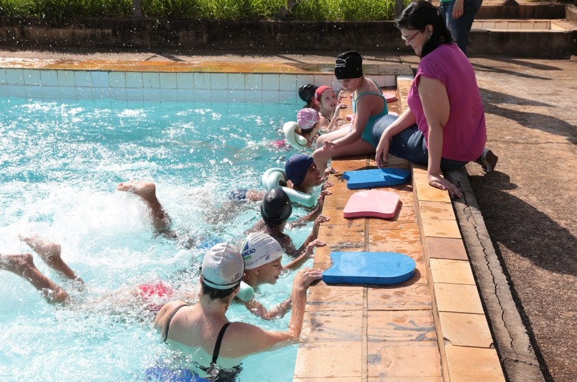 Deficientes auditivos fazem aula de natação em Centro Comunitário