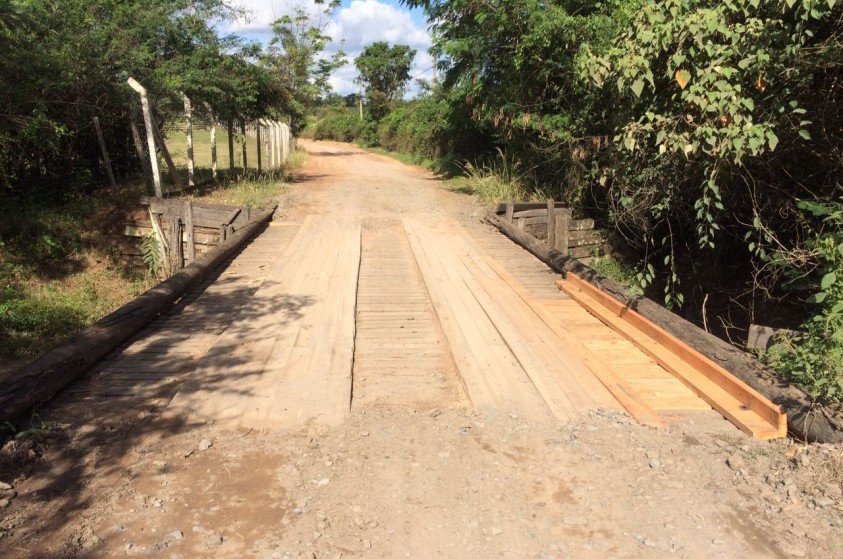 Prefeitura faz manutenção de pontes em estradas rurais