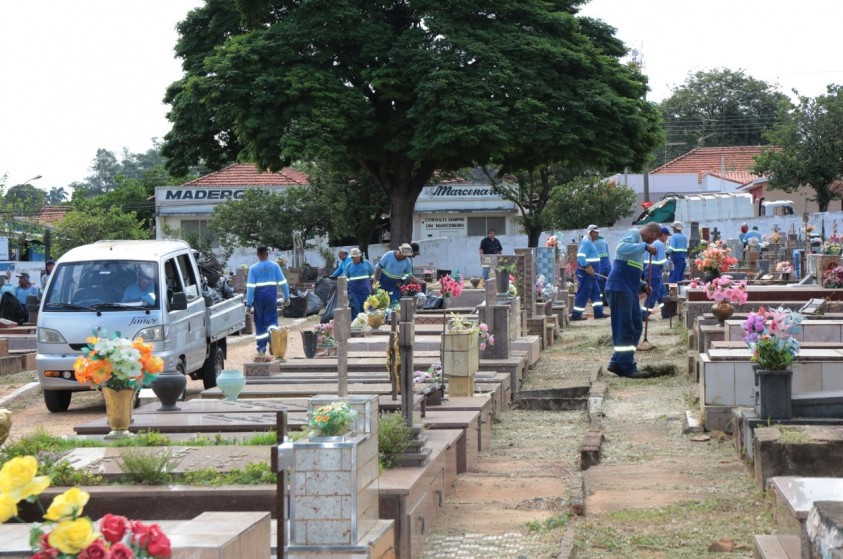 Prefeitura conclui serviços de capinação e limpeza em cemitérios