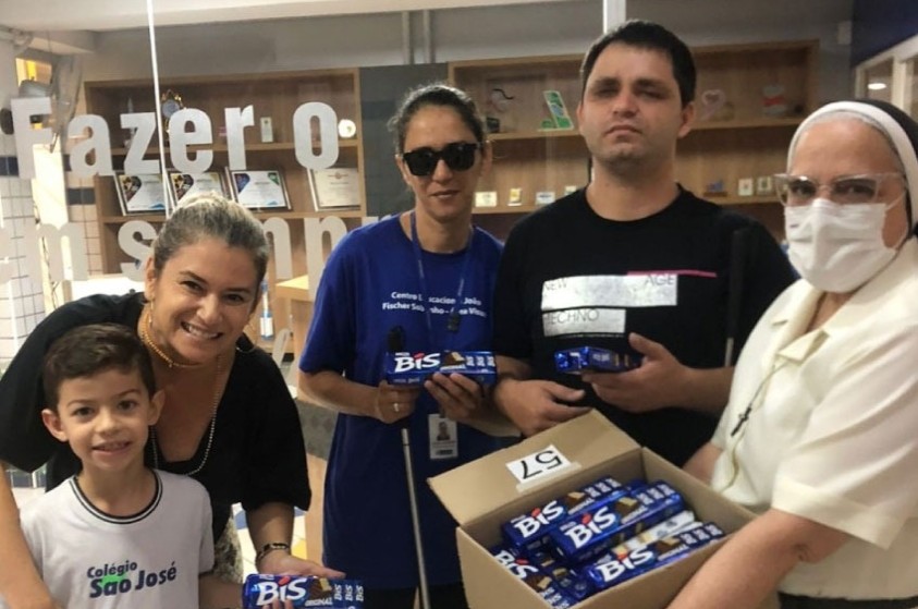 João Fischer Área Visual recebe doação de chocolate do Colégio São José