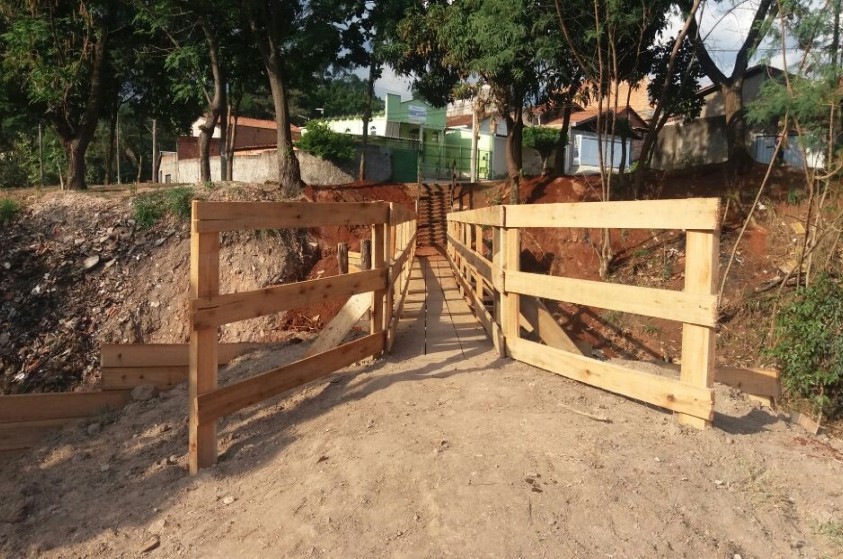 Prefeitura realiza melhorias em passarela no Parque Hipólito
