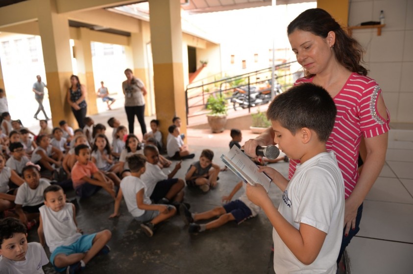 Travessa Literária leva poesia e leitura a escolas