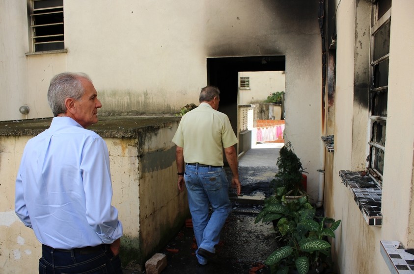 Prefeito acompanha assistência a moradores do Olindo de Lucca após incêndio