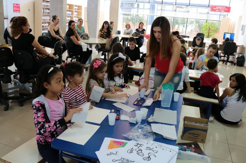 Crianças participam de Oficina de Aquarela na Biblioteca Pedagógica