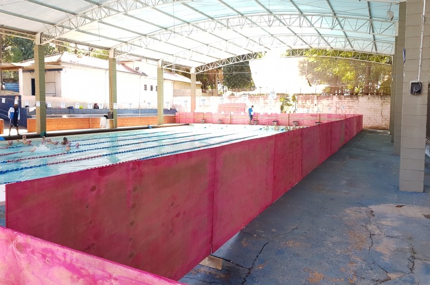 Iniciada reforma de piso no entorno da piscina municipal