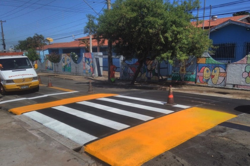 Prefeitura instala faixa elevada para facilitar travessia de pedestres