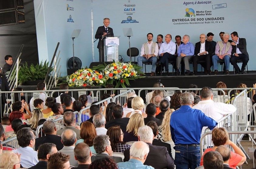 Prefeito, Temer e Alckmin entregam chaves do Rubi sob forte emoção