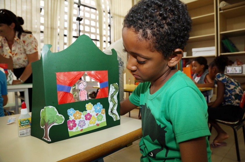 Crianças soltam imaginação em oficinas durante Mostra Bienal Literária de Limeira