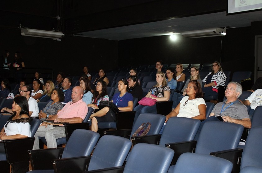 Servidores participam de Programa de Integração no Teatro Nair Bello