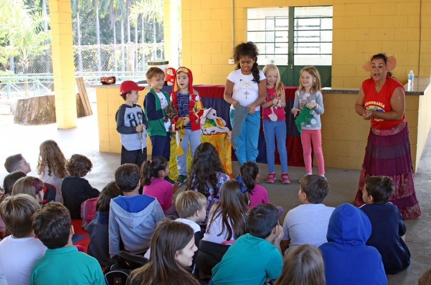 Contação de histórias reúne cerca de 50 crianças no Zoo