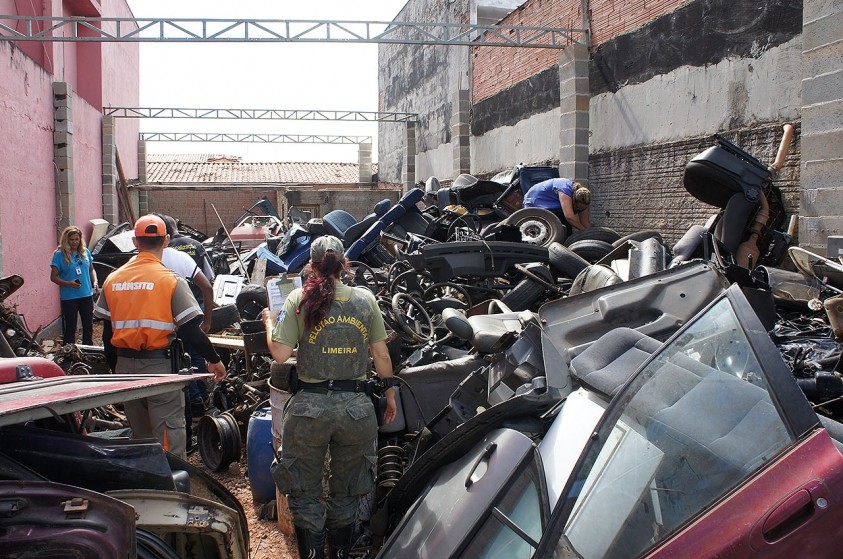 Prefeitura faz operação em comércio de autopeças; veículo furtado que pertencia a José Rico é localizado
